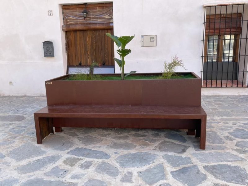 El municipio de Faura instala mobiliario urbano multifuncional de acero corten, en su plaza mayor