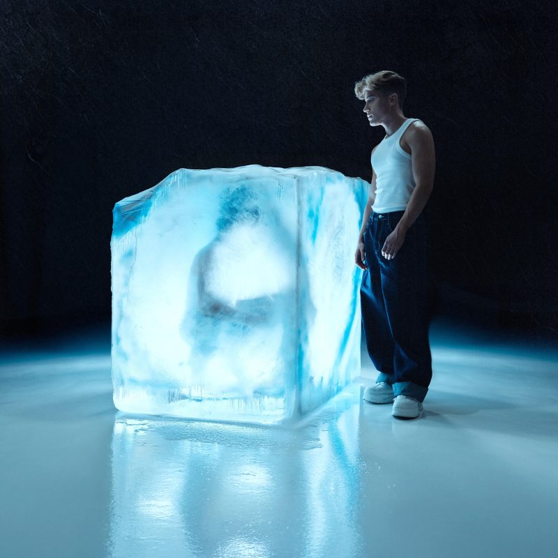 Carlos Marco regresa como solista con 'SUPERFICIAL'