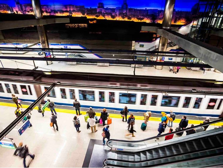 Metro de Madrid se prepara para una alta demanda por la visita del Papa y los conciertos de Bad Bunny