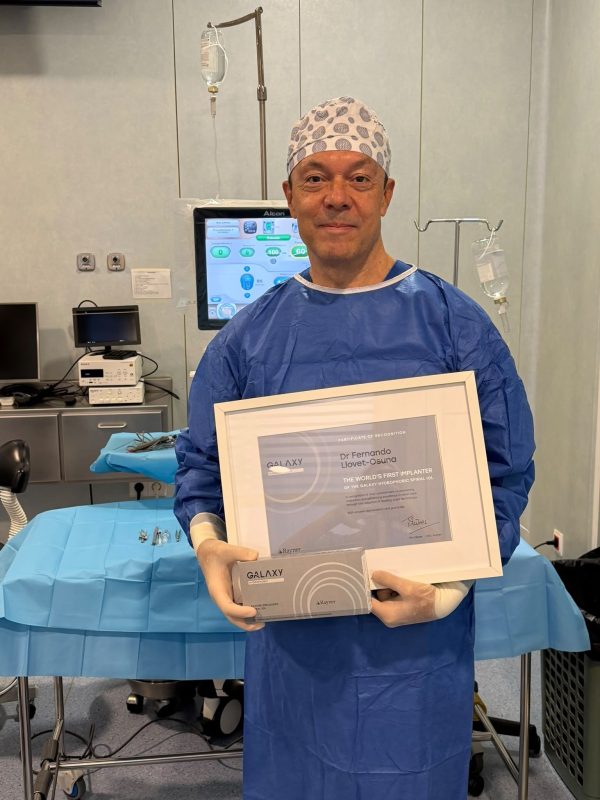 El doctor Fernando Llovet implanta en Valencia la primera lente RayOne Galaxy Hydrophobic del mundo